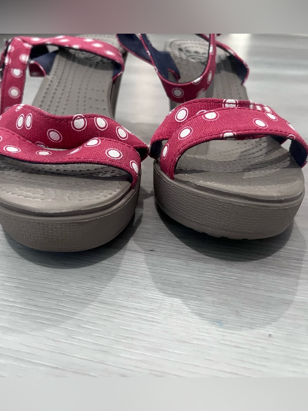 CROCS Leigh graphic polka dot wedge - Picture 2 of 6